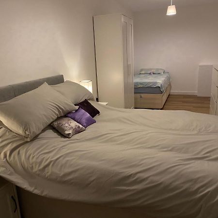 Adorable One-Bedroom Flat With Patio Garden. Southwick  エクステリア 写真