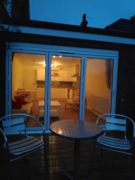 Adorable One-Bedroom Flat With Patio Garden. Southwick  エクステリア 写真