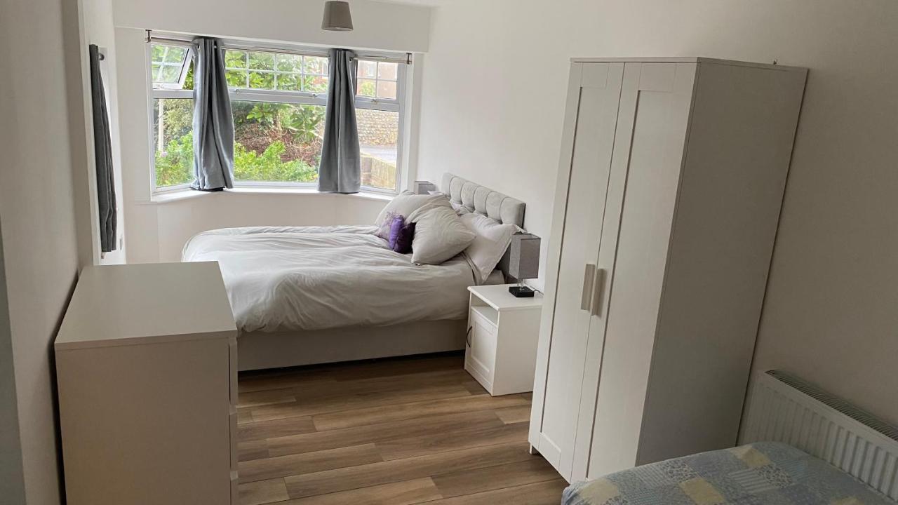 Adorable One-Bedroom Flat With Patio Garden. Southwick  エクステリア 写真