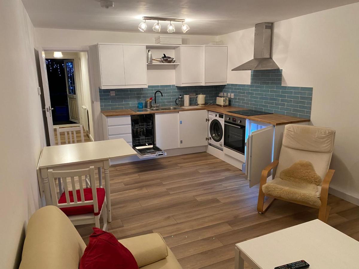 Adorable One-Bedroom Flat With Patio Garden. Southwick  エクステリア 写真