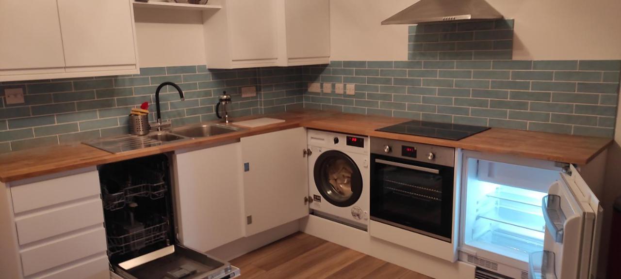 Adorable One-Bedroom Flat With Patio Garden. Southwick  エクステリア 写真