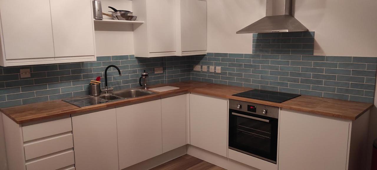 Adorable One-Bedroom Flat With Patio Garden. Southwick  エクステリア 写真
