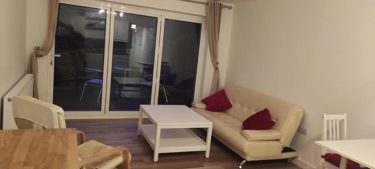 Adorable One-Bedroom Flat With Patio Garden. Southwick  エクステリア 写真