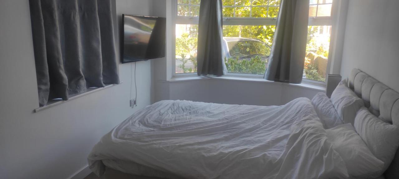 Adorable One-Bedroom Flat With Patio Garden. Southwick  エクステリア 写真