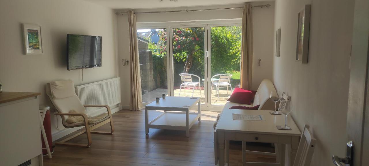 Adorable One-Bedroom Flat With Patio Garden. Southwick  エクステリア 写真