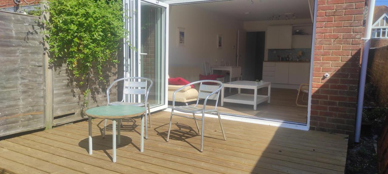 Adorable One-Bedroom Flat With Patio Garden. Southwick  エクステリア 写真